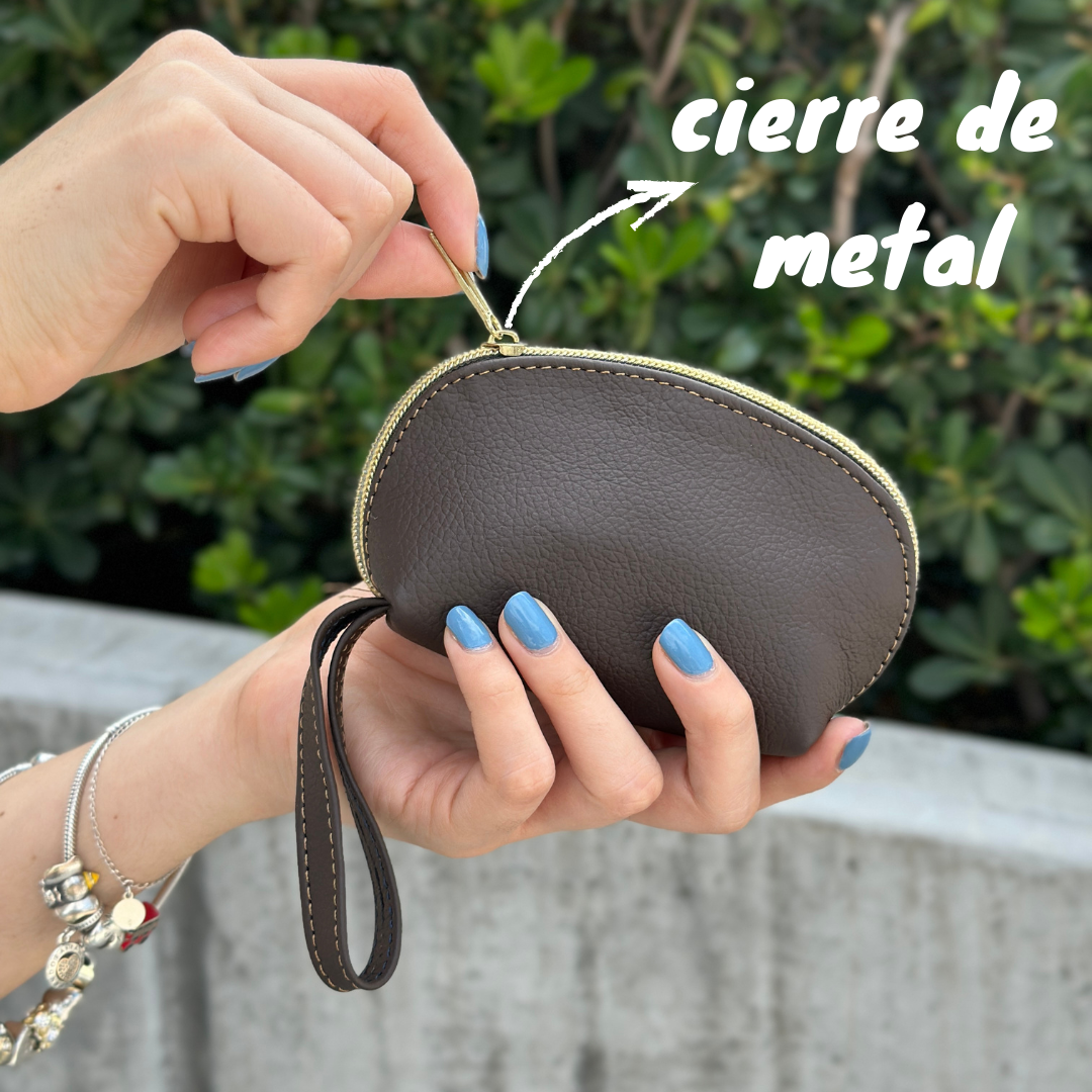 Monedero de piel con cierre metálico color chocolate
