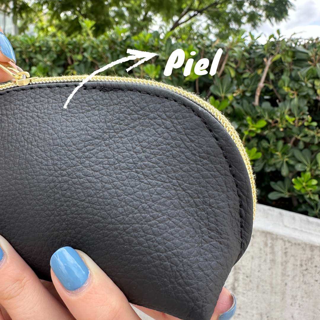 Monedero de piel con cierre metálico color negro