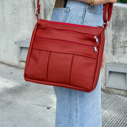 Bolsa de piel para dama color rojo con correa ajustable