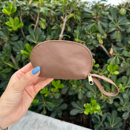 Monedero de piel con cierre metálico color taupe