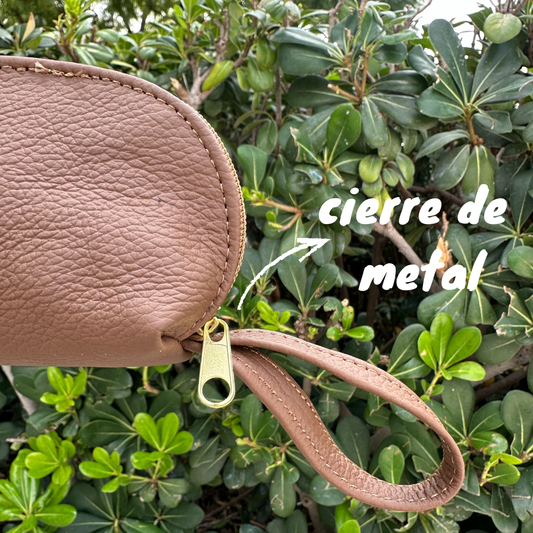 Monedero de piel con cierre metálico color taupe
