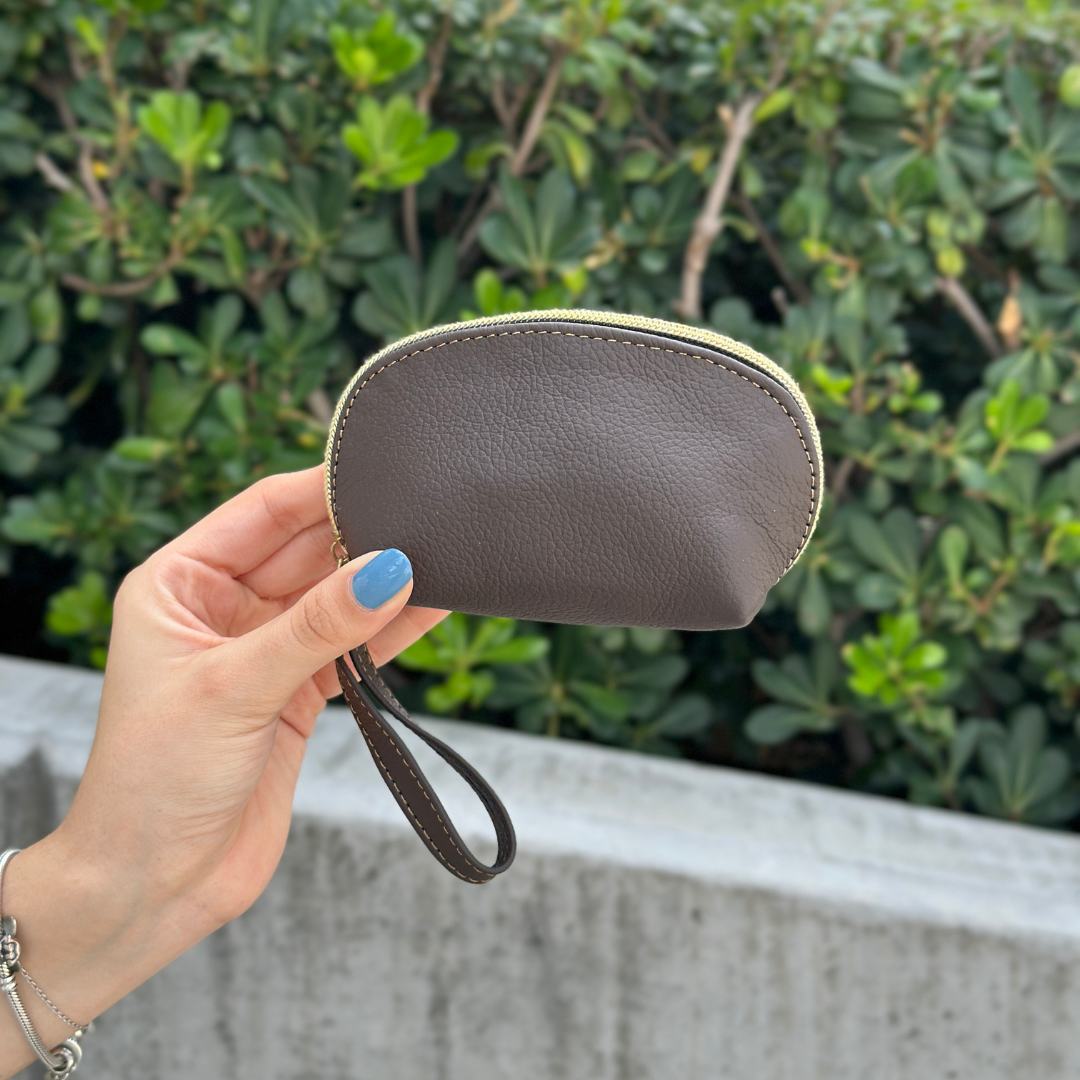 Monedero de piel  con cierre metálico color chocolate