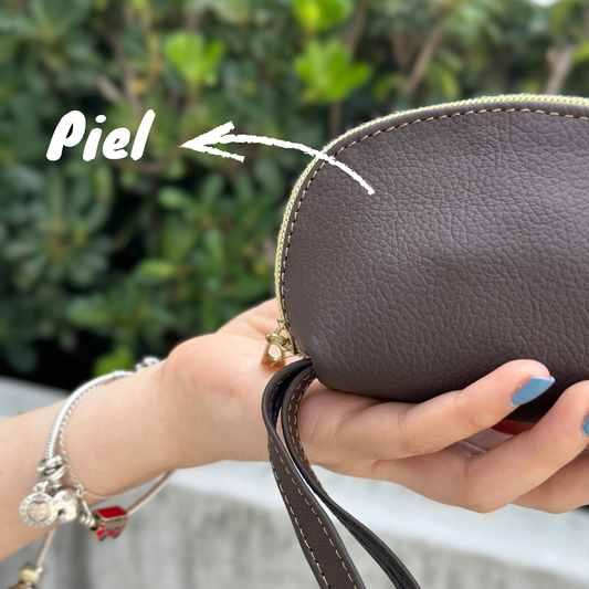 Monedero de piel  con cierre metálico color chocolate