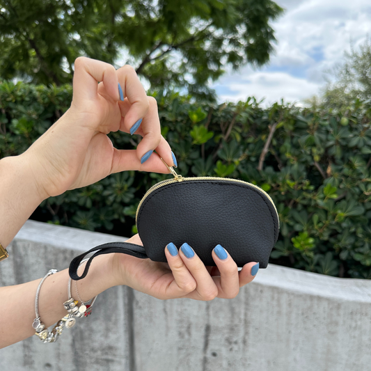 Monedero de piel con cierre metálico color negro